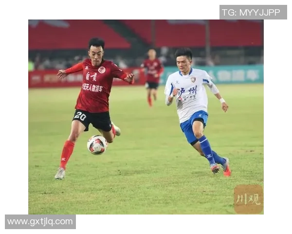 红衣足球明星是谁他在球场上的表现为何引人注目